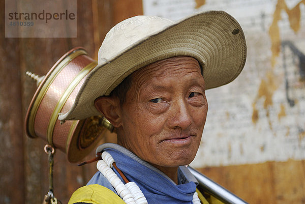 Tibetischer Pilger mit Gebetsmühle  Portrait  Haupttor  Kloster Samye  Tibet  China  Asien
