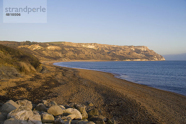 Blick auf Küstenbucht mit Kreide-Landzunge an einem Winternachmittag  Ringstead Bay  Dorset  England  Großbritannien  Europa