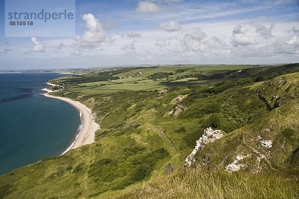 Land- und Meerlandschaft mit Küstenbucht und Unterwasserriff von Ringstead  von den White Nothe Cliffs  Dorset  England  Großbritannien  Europa