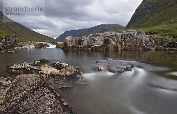 Fluss mit Wasserfall  Fluss Etive  Glen Etive  Schottisches Hochland  Schottland  Großbritannien  Europa