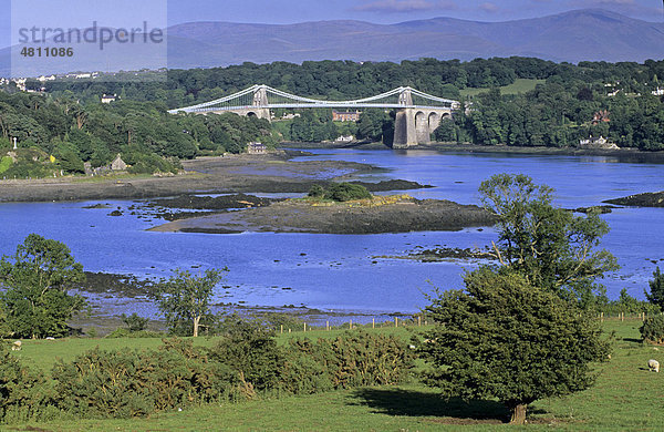 Menai-Brücke zwischen Anglesey und Festland von Wales  Wales  Großbritannien  Europa