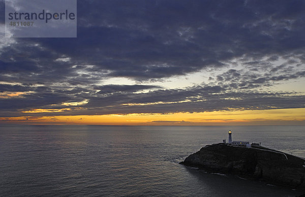 South Stack Leuchtturm beim Sonnenuntergang  Holy Island  Anglesey  Wales  Großbritannien  Europa