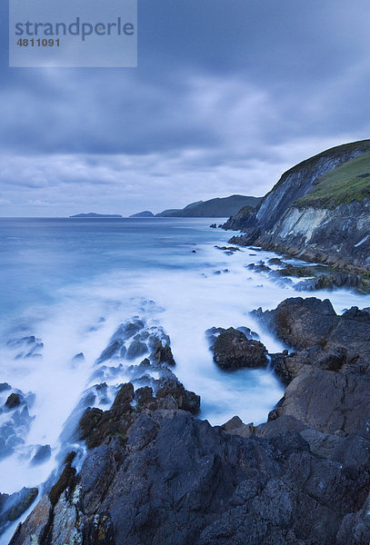 Stürmische Küste bei Nacht  Blastket Inseln und Dingle Halbinsel  County Kerry  Irland  Europa