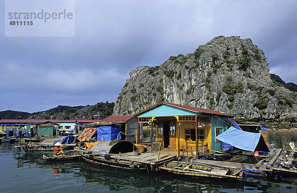 Schwimmende Häuser  Halong-Bucht  Vietnam  Südostasien