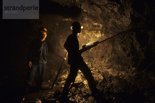 Zinn-Abbau  unter Tage bohren Arbeiter in erzführendes Gestein  mittelgrosses Bergwerk  Provinz Thai Nguyen  Vietnam  Südostasien