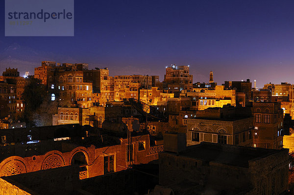 Stadtansicht bei Nacht  Sanaa  Jemen  Südwestasien