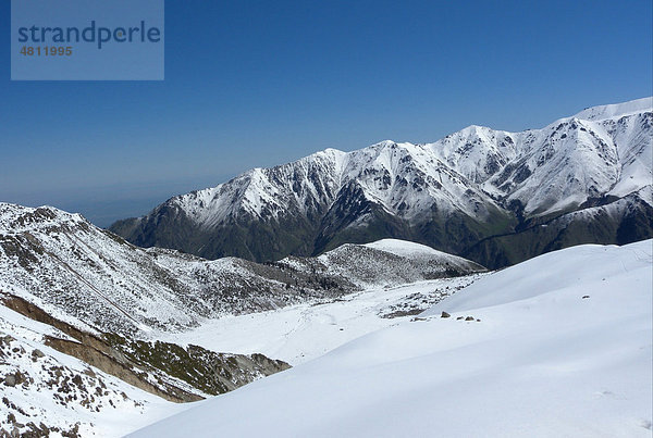 Schneebedeckte Berghänge  Ili-Alatau Nationalpark  Tien Shan Gebirge  Almaty  Kasachstan  Mittelasien