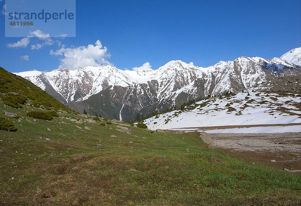 Berghänge nach spätem Schneefall  Ili-Alatau Nationalpark  Tien Shan Gebirge  Almaty  Kasachstan  Mittelasien