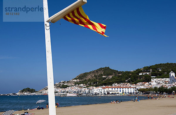 Katalanische Nationalflagge am Strand von Port de la Selva  Puerto de la Selva  Costa Brava  Katalonien  Spanien  Europa