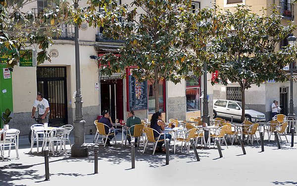 StraßencafÈ in der Straße Calle del Ave MarÌa  Stadtteil LavapiÈs  ehemaliges Judenviertel  Madrid  Spanien  Europa