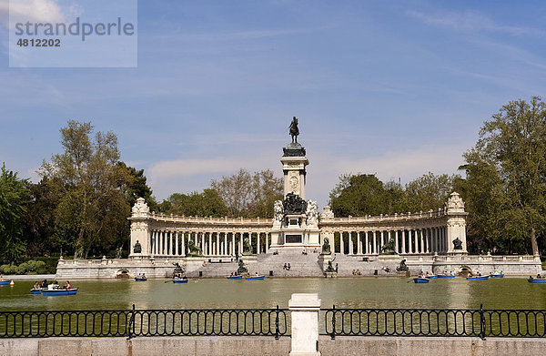 Denkmal für König Alfons XII.  Estanque  Parque del Retiro  Madrid  Spanien  Europa