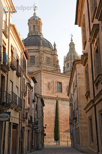 Calle Libreros  Kirche ClerecÌa  Salamanca  Altkastilien  Castilla-LeÛn  Spanien  Europa