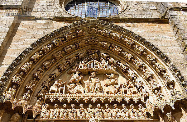 Südportal  romanische Kirche Santa Maria la Real  Dorf SasamÛn  Provinz Burgos  Camino de Santiago  Jakobsweg  Kastilien  Spanien  Europa
