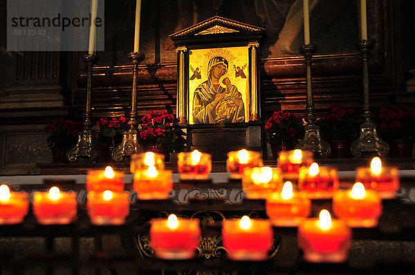 Kerzen vor einem Heiligenbild im Salzburger Dom  Salzburg  Salzburger Land  Österreich  Europa