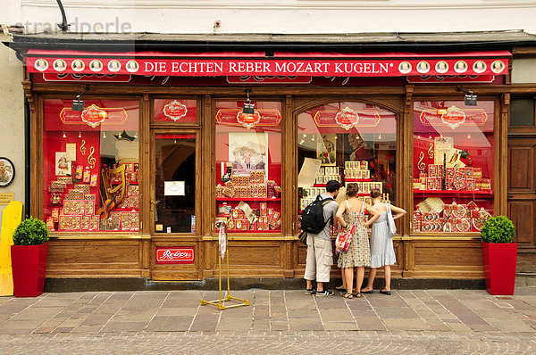 Touristen vor dem Geschäft von Reber  einem der traditionsreichsten Hersteller von Mozartkugeln  Salzburg  Salzburger Land  Österreich  Europa