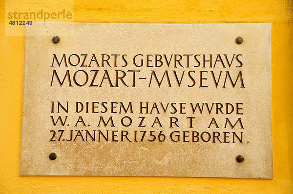 Inschrift an Wolfgang Amadeus Mozarts Geburtshaus  Salzburg  Salzburger Land  Österreich  Europa