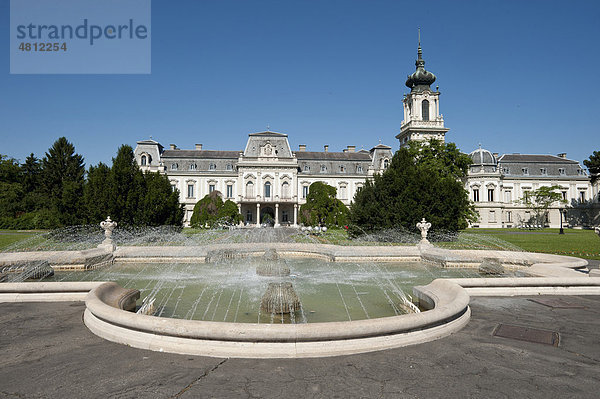 Barockschloss mit Brunnen  Festetics kasteely  Keszthely  Ungarn  Europa