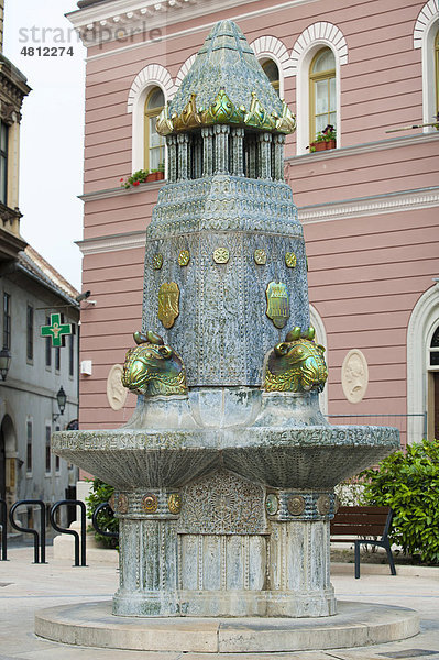 Zsolnay kut  Brunnen  Pecs  Ungarn  Europa