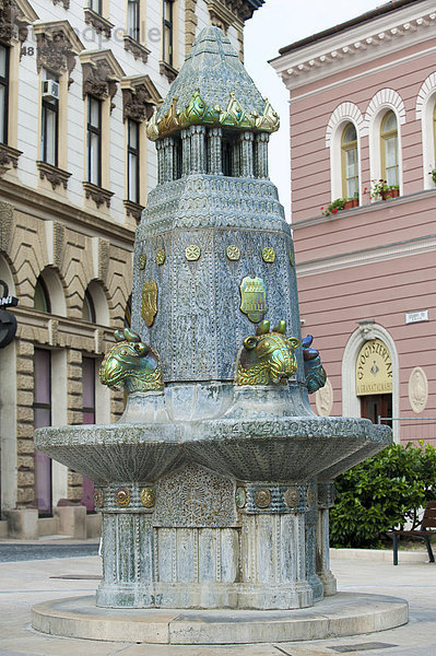 Zsolnay kut  Brunnen  Pecs  Ungarn  Europa