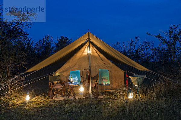 Edles Luxuscamp  Living under Canvas  Zelt in der Dämmerung mit Beleuchtung  Serengeti  Tansania  Afrika