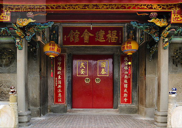 Eingang zur Phuc Kien Versammlungshalle der Chinesen aus Fujian  Hoi An  Vietnam  Südostasien