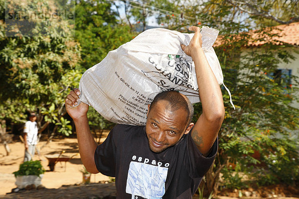 Kleinbauer mit einem Sack Kokosnüsse  Beschäftigungsinitiative für Alkoholkranke  Crato  Bundesstaat Pernambuco  Brasilien  Südamerika