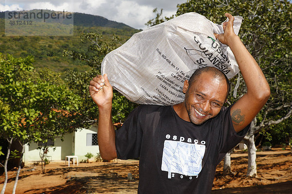 Kleinbauer mit einem Sack Kokosnüsse  Beschäftigungsinitiative für Alkoholkranke  Crato  Bundesstaat Pernambuco  Brasilien  Südamerika