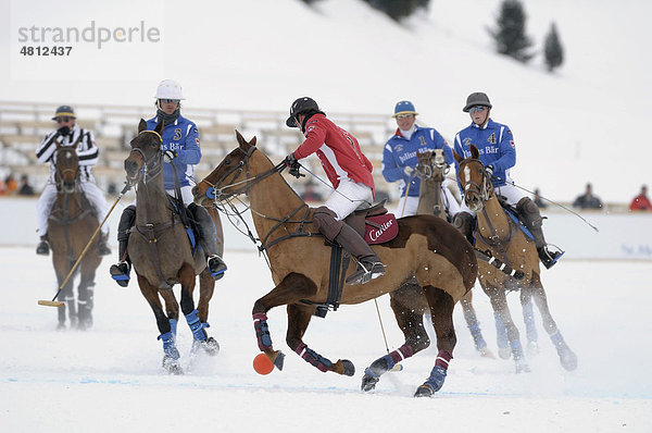 Polospieler kämpfen um den Ball  Team Julius Bär gegen Team Cartier  Poloturnier  26. St. Moritz Polo World Cup on Snow  St. Moritz  Oberengadin  Engadin  Graubünden  Schweiz  Europa