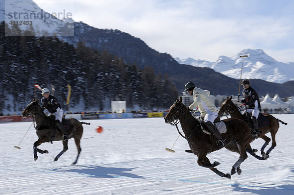 Polospieler jagen dem Ball hinterher  Team Brioni gegen Team Maserati  Poloturnier  26. St. Moritz Polo World Cup on Snow  St. Moritz  Oberengadin  Engadin  Graubünden  Schweiz  Europa