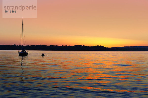 Sonnenuntergang am Starnberger See  Steg beim Buchscharner Seewirt bei St. Heinrich  Gemeinde Münsing  Oberbayern  Bayern  Deutschland  Europa