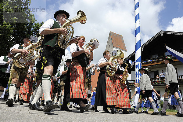 Blaskapelle  Festzug zum Loisachgau Trachtenfest  Neufahrn  Oberbayern  Bayern  Deutschland  Europa