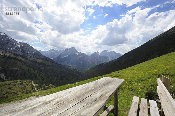 Blick vom Rastplatz an der Plumsjochhütte auf das Karwendelgebirge  Tirol  Österreich  Europa