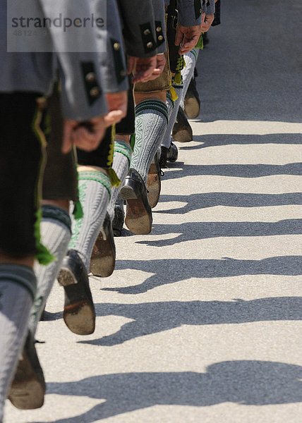 Trachtler marschieren im Gleichschritt  Detail Beine  Loisachgau Trachtenfest  Neufahrn  Oberbayern  Bayern  Deutschland  Europa