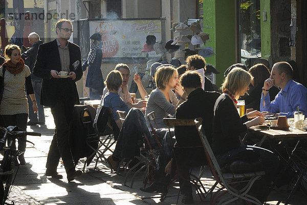StraßencafÈs und Straßenleben in der Kastanienallee  beliebte Flaniermeile  Prenzlauer Berg  Berlin  Deutschland  Europa