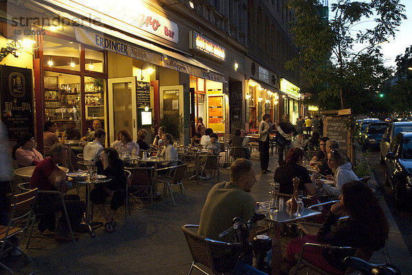 Nachtleben und StraßencafÈs in der Bergmannstraße  beliebte Kiezmeile  Kreuzberg  Berlin  Deutschland  Europa