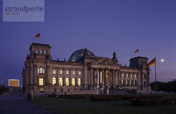 Reichstagsgebäude am Abend  Regierungsviertel  Berlin  Deutschland  Europa