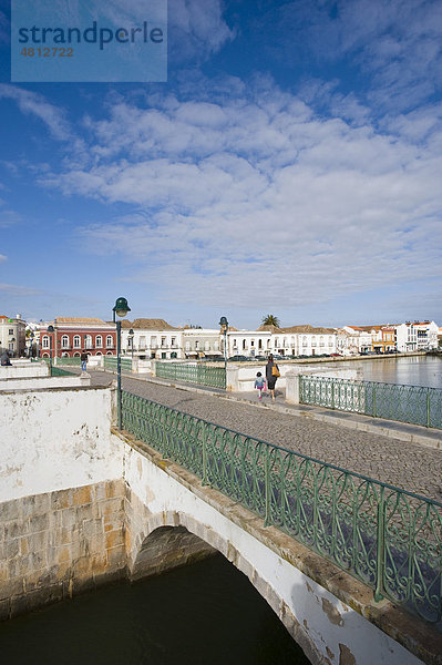 Ponte Romana  romanische Brücke über den Fluss Rio Gilao  Tavira  Algarve  Portugal  Europa
