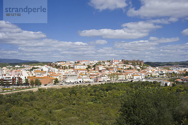 Stadtbild mit Kathedrale SÈ und Castelo  Silves  Algarve  Portugal  Europa