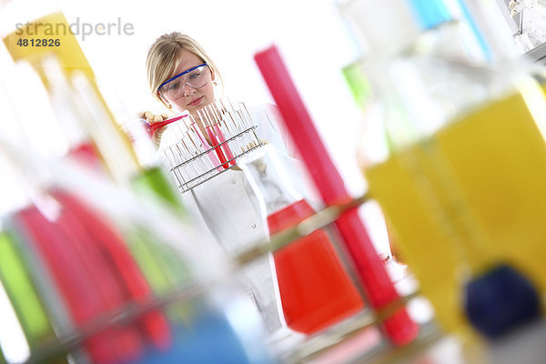 Chemielabor  Laborantin bei der Arbeit