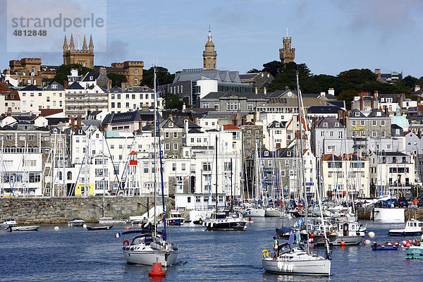 Segelboote im Yachthafen  Haupthafen  St. Peter Port  Guernsey  Kanalinseln  Europa