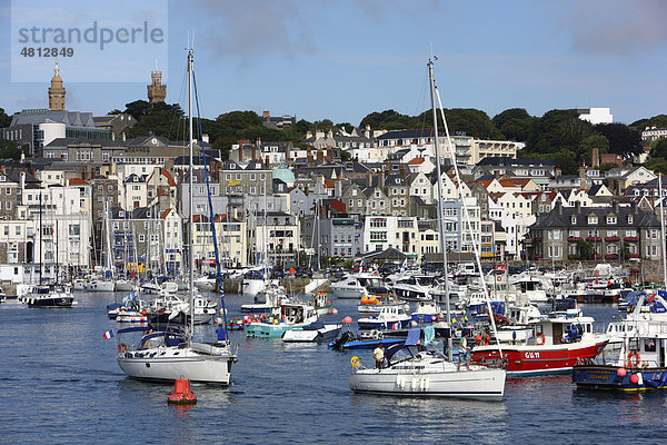 Segelboote im Yachthafen  Haupthafen  St. Peter Port  Guernsey  Kanalinseln  Europa