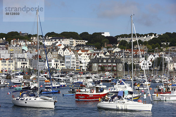 Segelboote im Yachthafen  Haupthafen  St. Peter Port  Guernsey  Kanalinseln  Europa