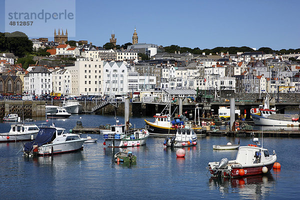 Segelboote im Yachthafen  Haupthafen  St. Peter Port  Guernsey  Kanalinseln  Europa