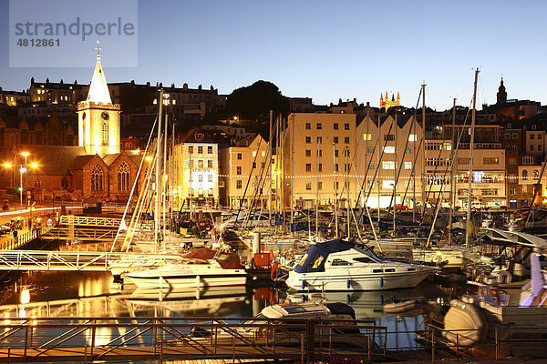 Segelboote im Yachthafen  Haupthafen  St. Peter Port  Guernsey  Kanalinseln  Europa