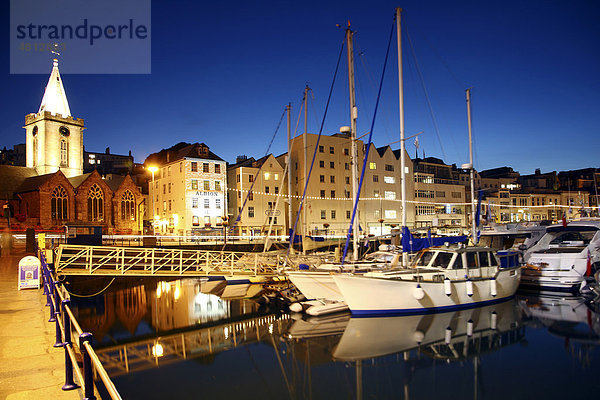 Segelboote im Yachthafen  Haupthafen  St. Peter Port  Guernsey  Kanalinseln  Europa