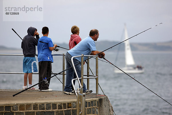 Angler an der Mole von Castle Cornet  Festung in der Hafeneinfahrt von St. Peter Port  Guernsey  Kanalinseln  Europa