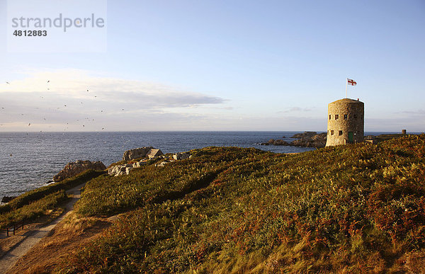 Martello Türme  Wach- und Wehrtürme aus dem 17. Jh.  zu finden entlang der Küstenlinie  hier Tower No. 5 an der Pembroke Bay im Nordosten von Guernsey  Kanalinseln  Europa