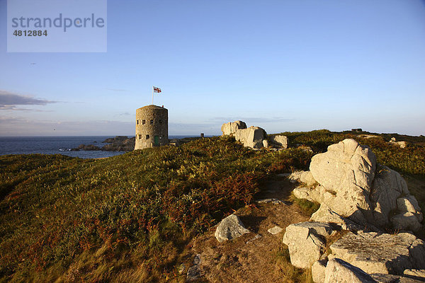 Martello Türme  Wach- und Wehrtürme aus dem 17. Jh.  zu finden entlang der Küstenlinie  hier Tower No. 5 an der Pembroke Bay im Nordosten von Guernsey  Kanalinseln  Europa