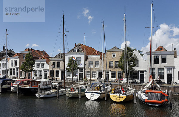 Romantischer kleiner Hafen mit historischen Häusern  Goes  Provinz Zeeland  Niederlande  Benelux  Europa