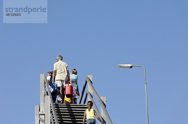 Familie verlässt den Strand  steigt über hohe Holztreppe  Westkapelle  Walcheren  Provinz Zeeland  Niederlande  Benelux  Europa